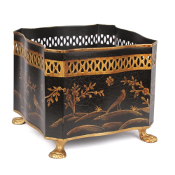 Small chinoiserie and pierced metal platner in black/gold